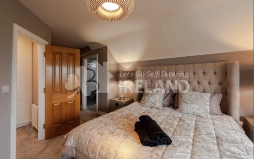 FOUR WINDS ,GLORIOUS IDYLLIC WATERSIDE SETTING