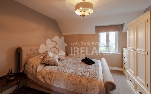 FOUR WINDS ,GLORIOUS IDYLLIC WATERSIDE SETTING